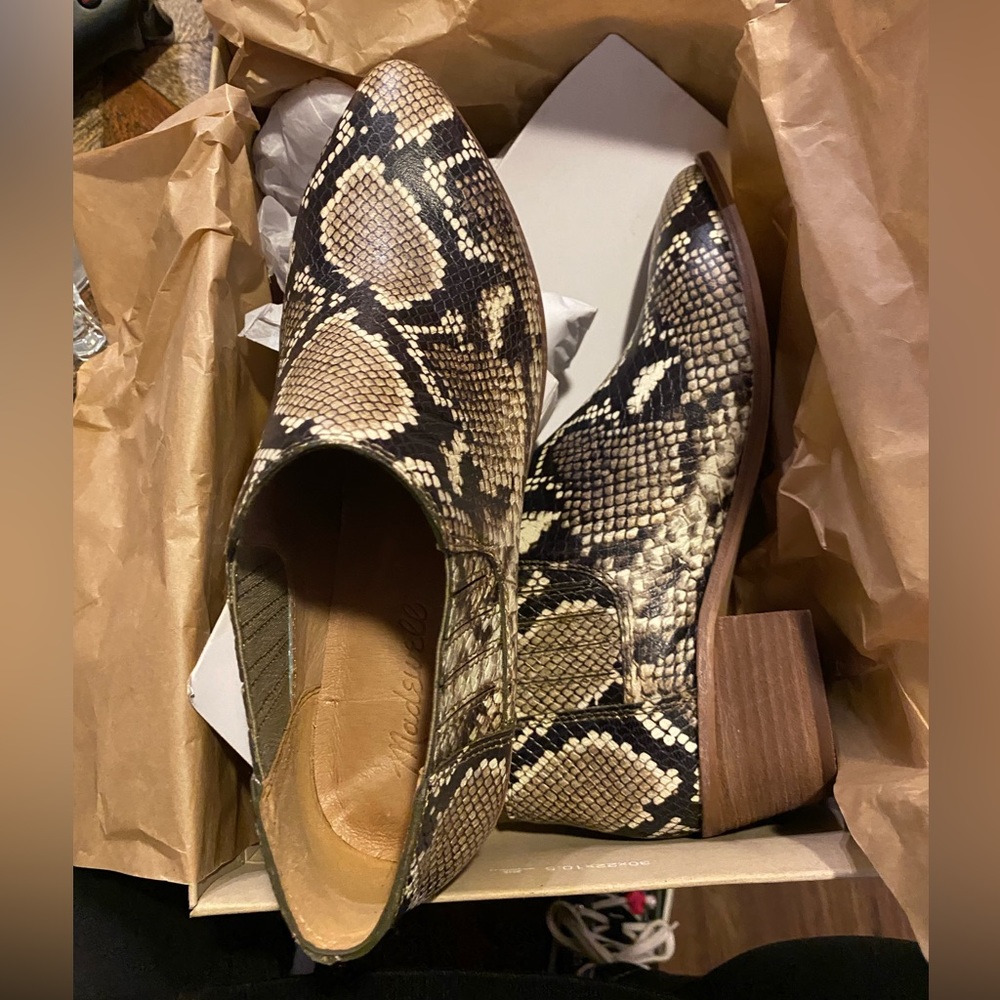 Madewell snakeskin booties Size 8 so cute! 🐍
